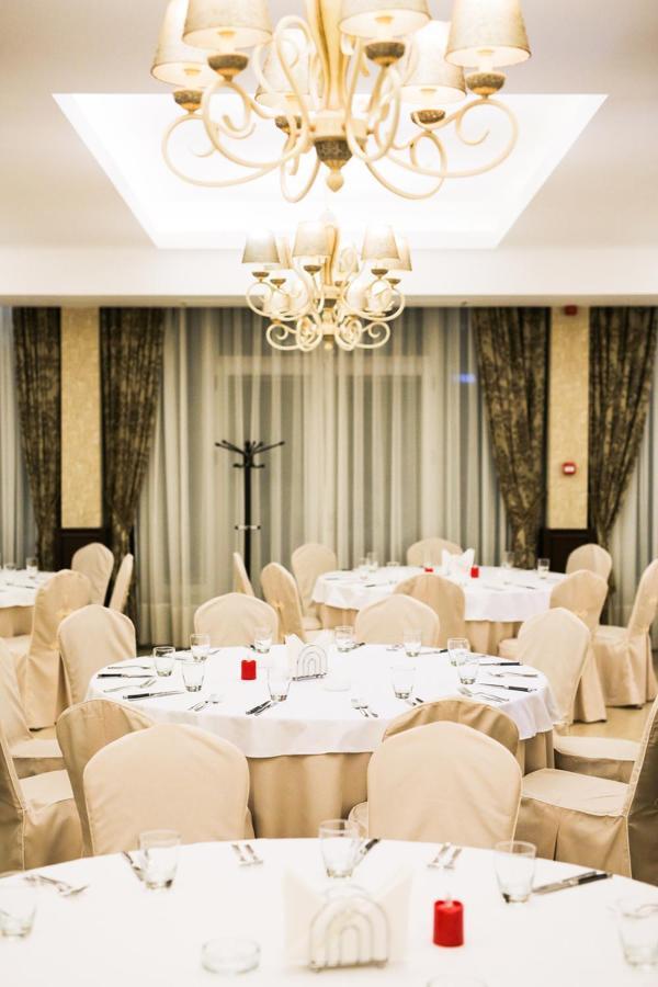 Wing Club Hotel Ягодина Экстерьер фото