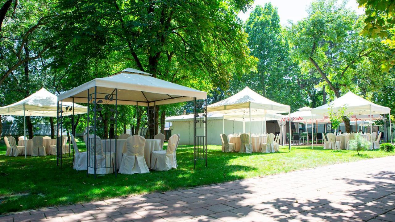 Wing Club Hotel Ягодина Экстерьер фото