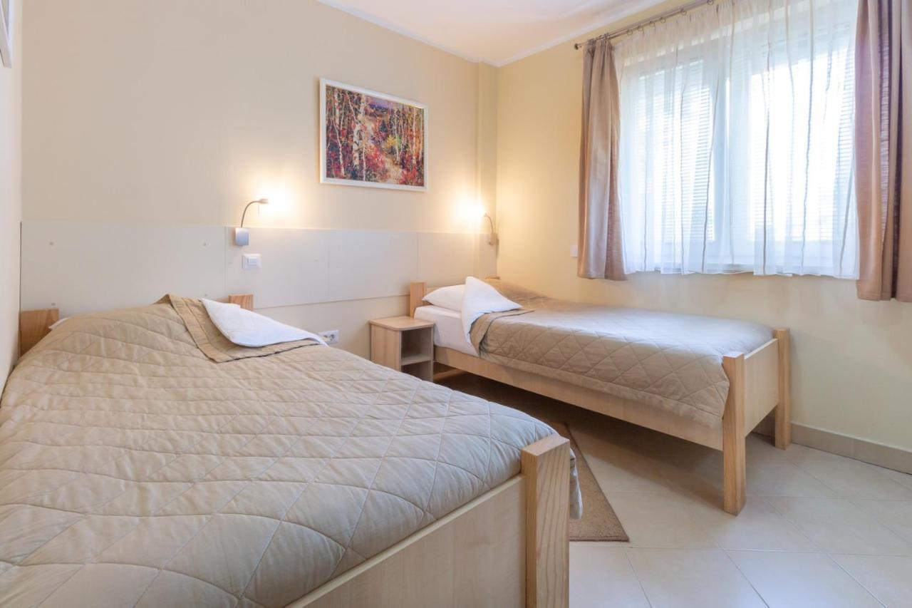 Wing Club Hotel Ягодина Экстерьер фото