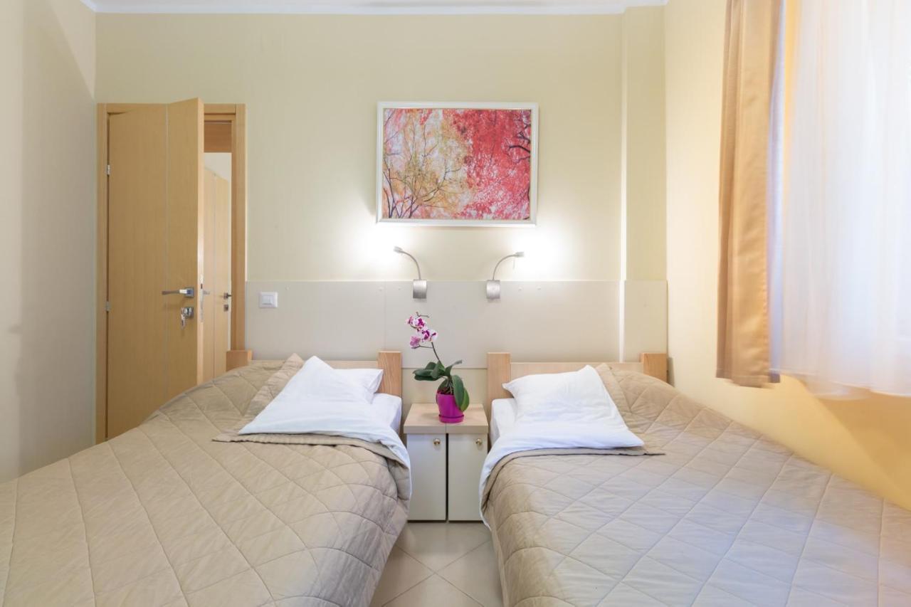 Wing Club Hotel Ягодина Экстерьер фото