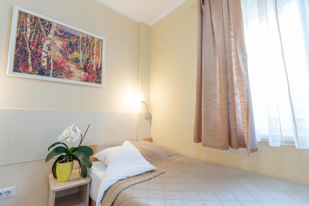 Wing Club Hotel Ягодина Экстерьер фото