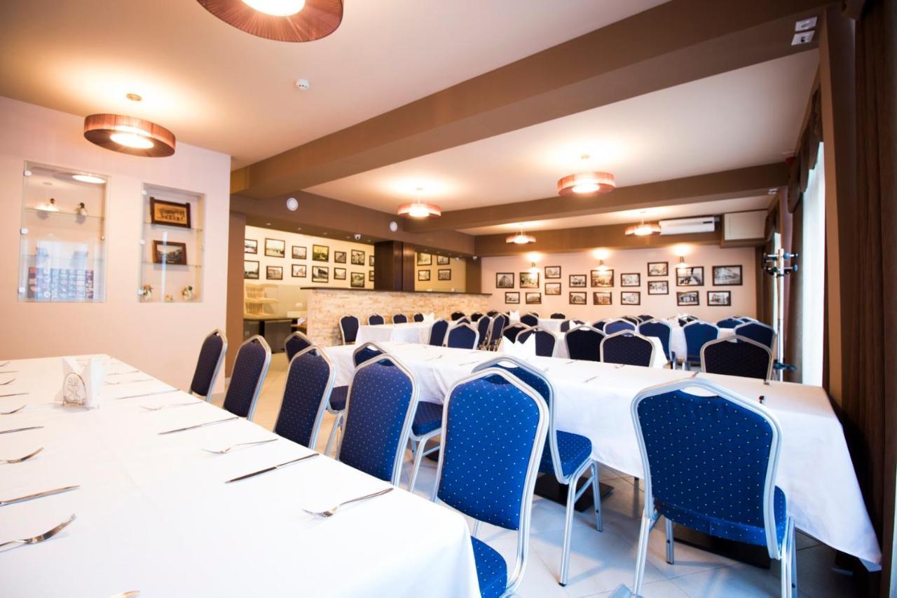 Wing Club Hotel Ягодина Экстерьер фото