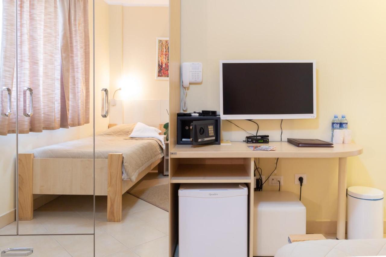 Wing Club Hotel Ягодина Экстерьер фото