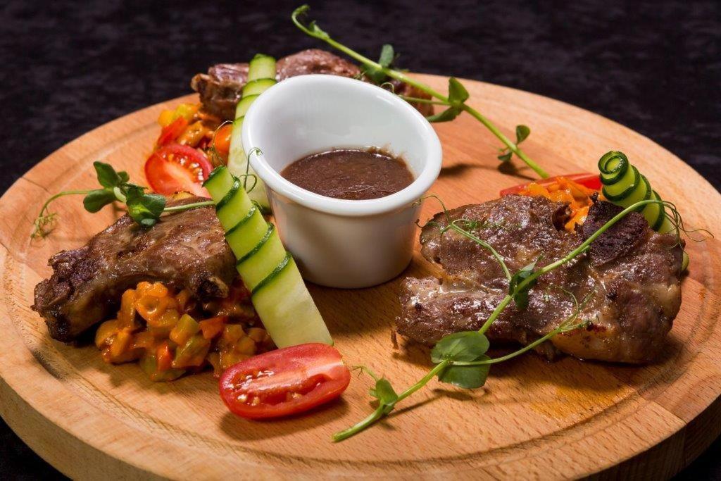 Wing Club Hotel Ягодина Экстерьер фото