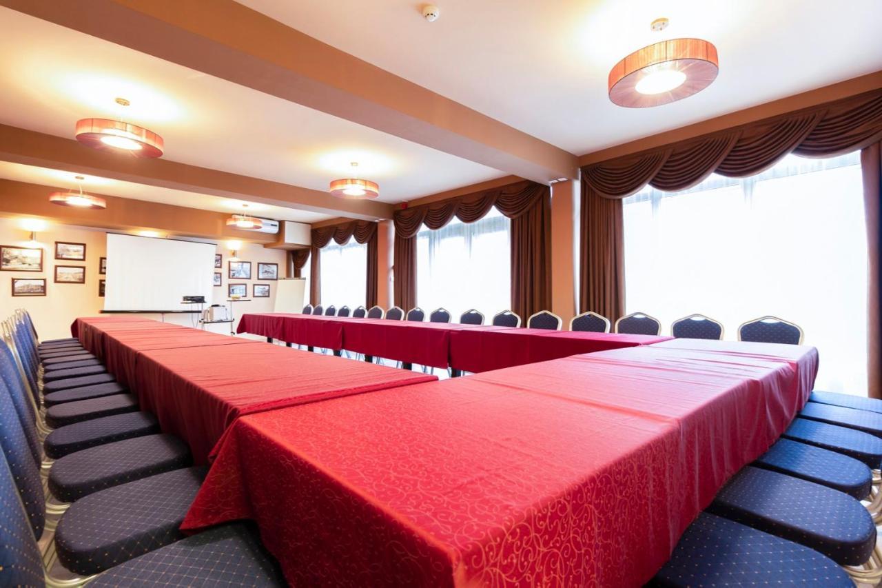 Wing Club Hotel Ягодина Экстерьер фото