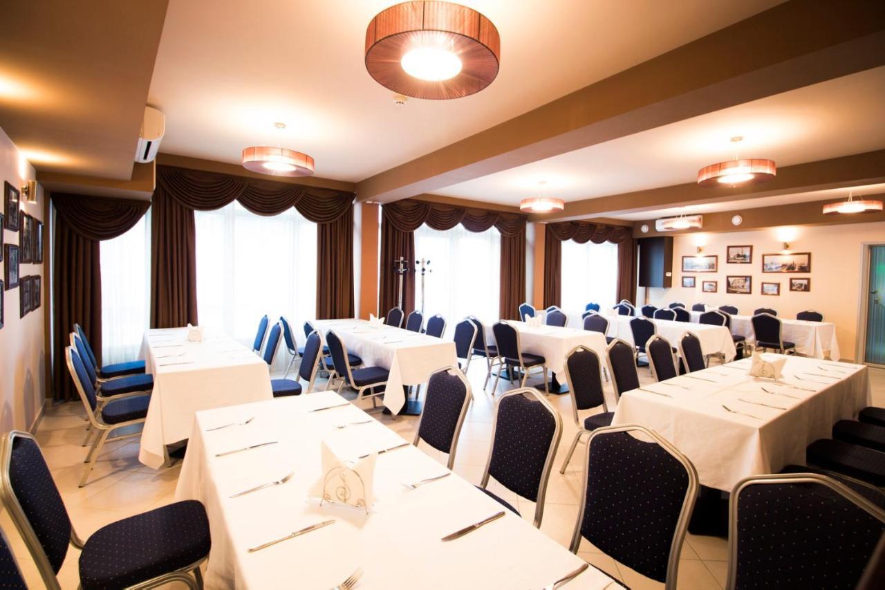 Wing Club Hotel Ягодина Экстерьер фото