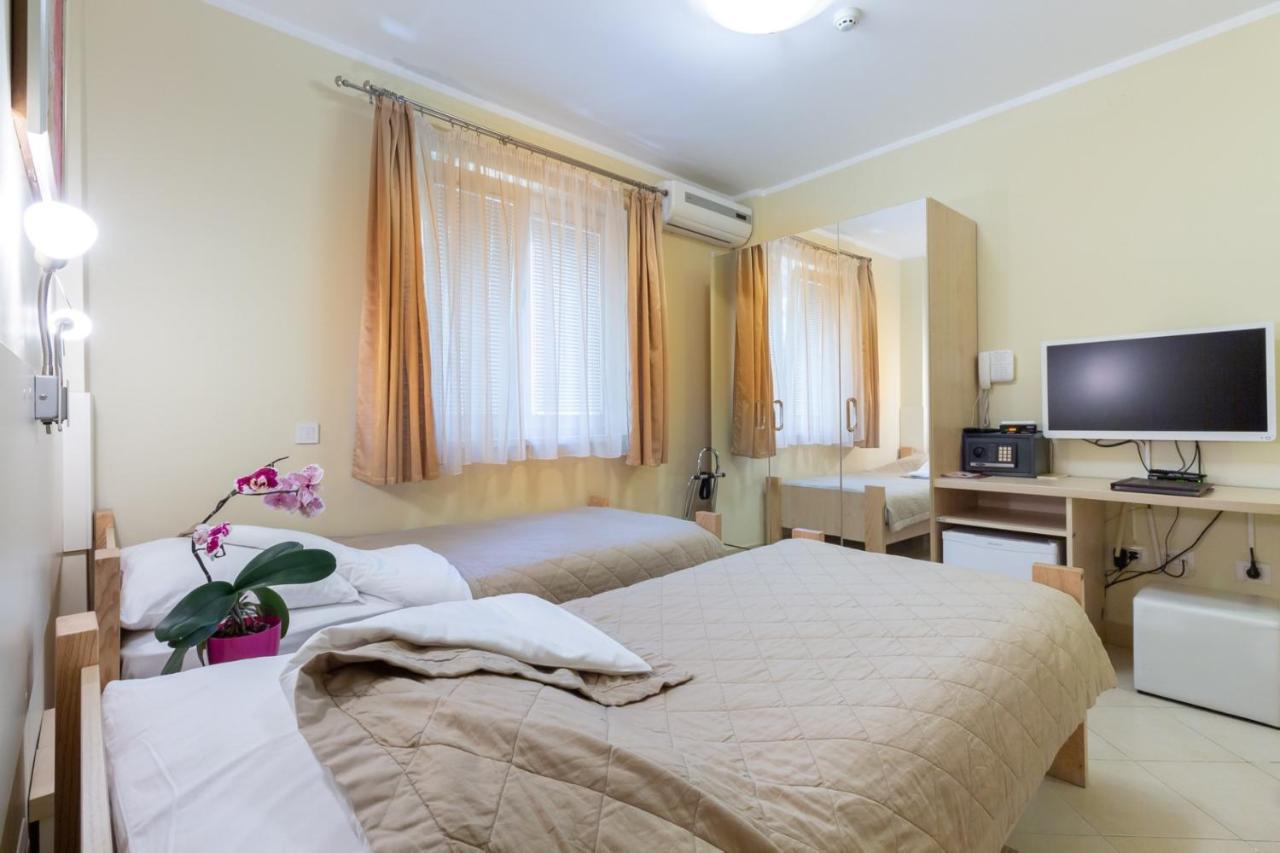 Wing Club Hotel Ягодина Экстерьер фото