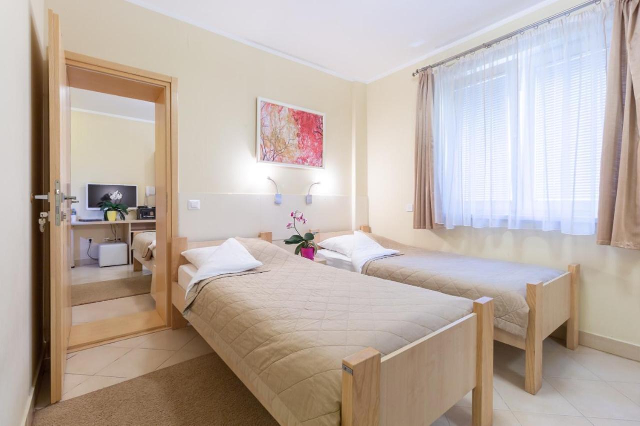 Wing Club Hotel Ягодина Экстерьер фото